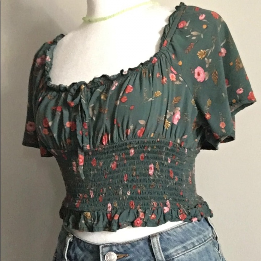 ⬇️ 2 for $35 Marked Listings Forever 21 Short Sleeve Crop Smocked Peasant Top